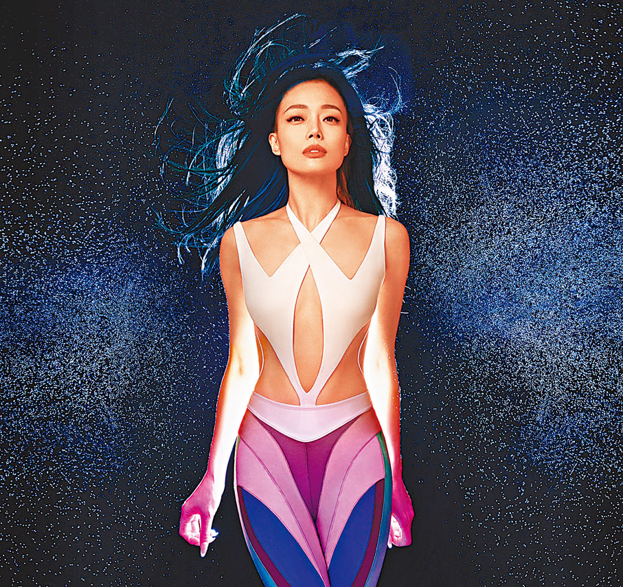 ● 祖兒努力操練得來完美體態。