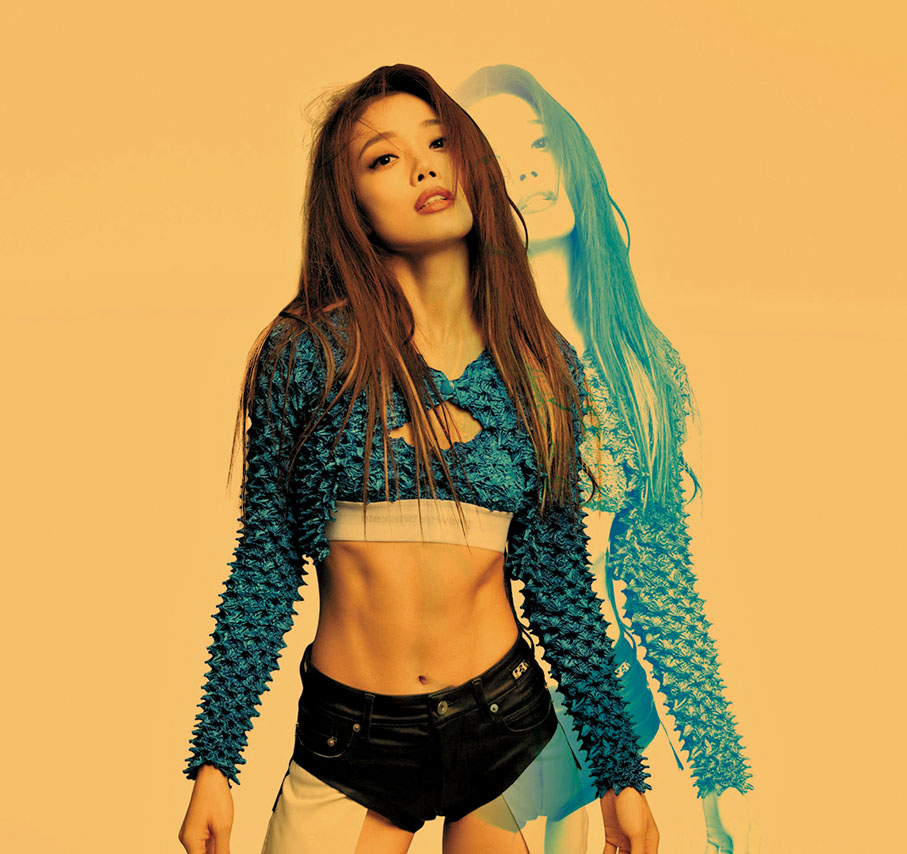 ● 祖兒展現「馬甲線」的纖腰。