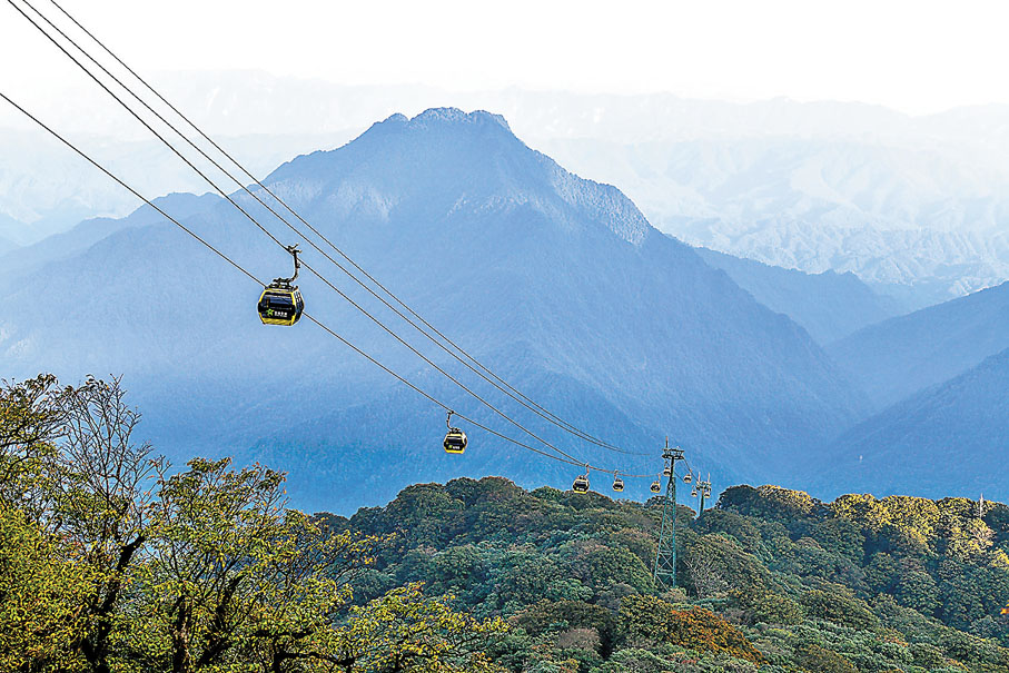 ●遊客在梵淨山景區乘坐纜車觀光