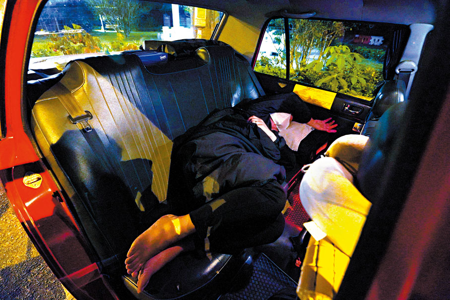 ●疫情爆發後,阿明每晚就踡縮在車廂內過夜,「無得伸直腿」「無得翻身」。香港文匯報記者 攝