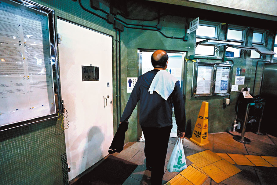 ● 阿明每日沖涼時間並不固定,「邊個體育館順路就沖涼先。」香港文匯報記者 攝