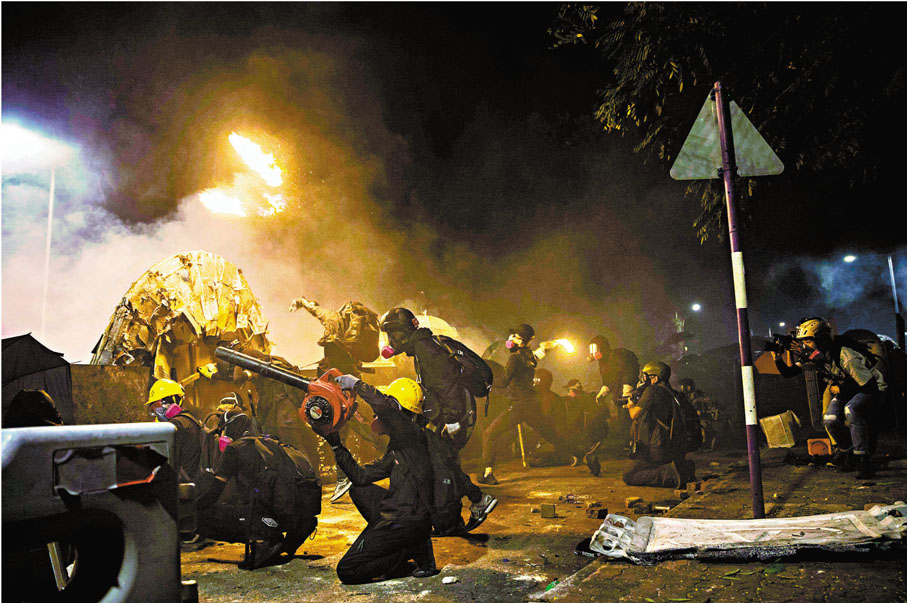 「獨」遊戲《逆統戰》宣傳MV當中將有大量美化黑暴的內容。圖為中大暴動現場。 資料圖片