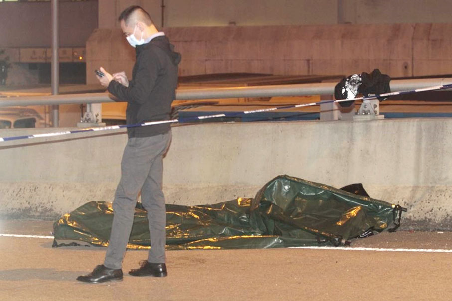 ●一名乘客當場死亡，遺體以帳篷遮蓋。香港文匯報記者  攝