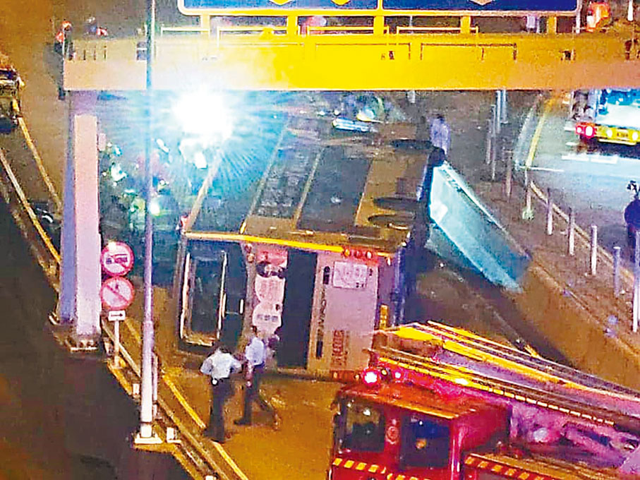 ● 失事雙層九巴打橫翻側在天橋上。警方、消防、救護員到場救援。          網上圖片