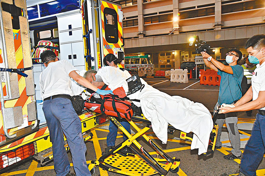 ●其中一名男傷者送抵瑪嘉烈醫院救治。香港文匯報記者  攝