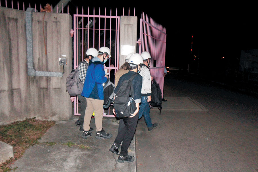 ●勞工處人員到污水處理廠調查。香港文匯報記者  攝