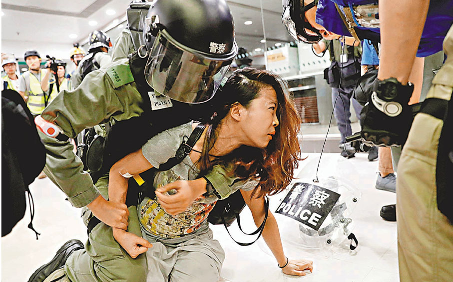 ●圖為前年11月3日警員在大埔超級城拘捕黑暴分子。資料圖片