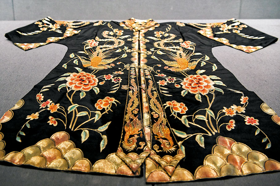 ●廣東省博物館內展出的黑緞廣繡鳳紋女衫。
