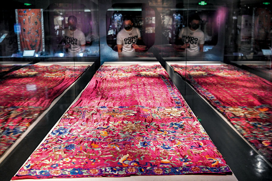 ●廣州十三行博物館內展出的廣繡紅緞地盤金繡人物故事圖賀壽幛。