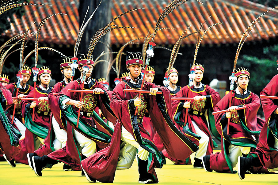 ● 儒家重視禮教，「儒」本來就是教導年輕貴族子弟學習禮儀的人。圖為祭孔大典。 資料圖片