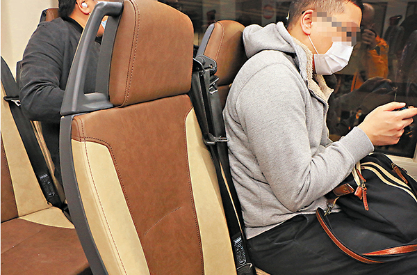 ●新巴乘客黃先生表示，因現時仍無法例規定，所以無使用安全帶。 香港文匯報記者  攝