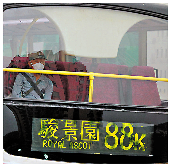 記者發現迎面駛至的88K九巴上層「最危險位置」上的前排乘客有使用安全帶。 香港文匯報記者  攝