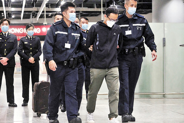 ●入境處人員截查一名使用假護照的恐怖主義團夥成員。香港文匯報記者  攝