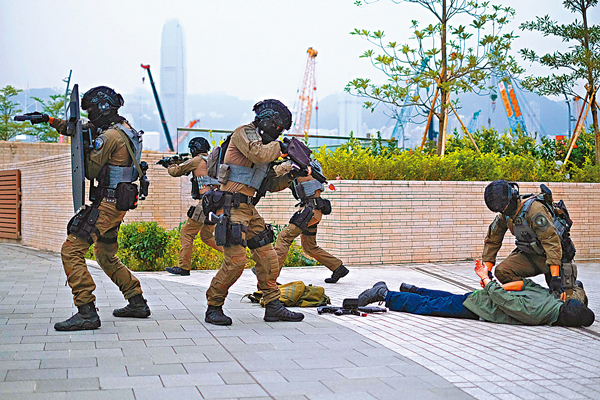 ●反恐特勤隊制服疑犯。 香港文匯報記者  攝