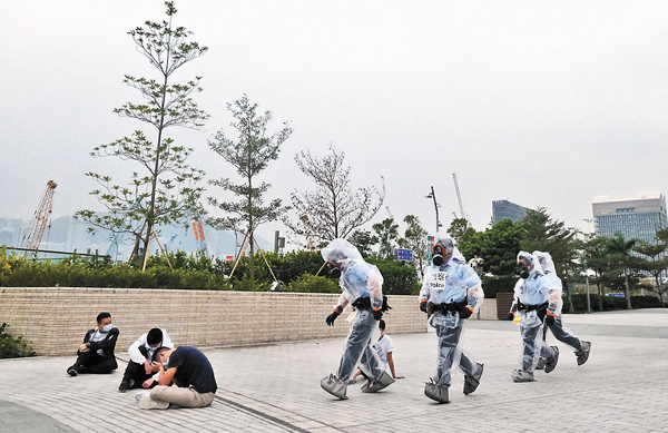 ●演習模擬處理化學襲擊。 香港文匯報記者  攝