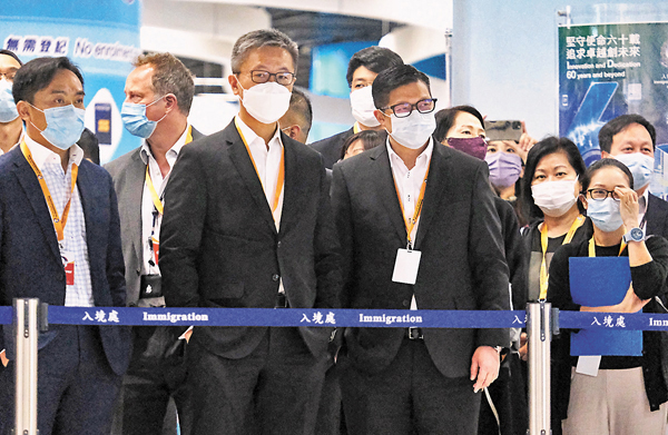 ●鄧炳強和蕭澤頤到場視察。香港文匯報記者  攝