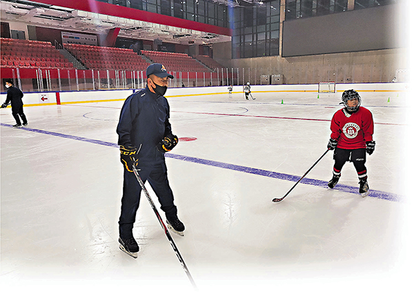 在北京五棵松體育館訓練的冰球小將和教練。 香港文匯報記者馬曉芳  攝