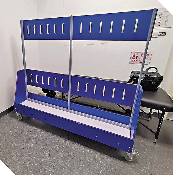 北京五棵松體育館運動員更衣室的球棍掛架。香港文匯報記者馬曉芳 攝