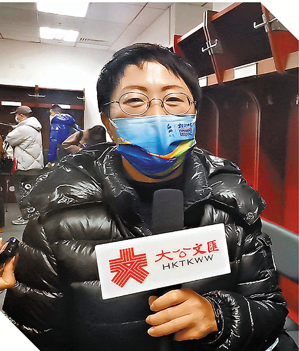 北京五棵松體育館工作人員向香港文匯報記者介紹運動員更衣室。香港文匯報記者馬曉芳 攝