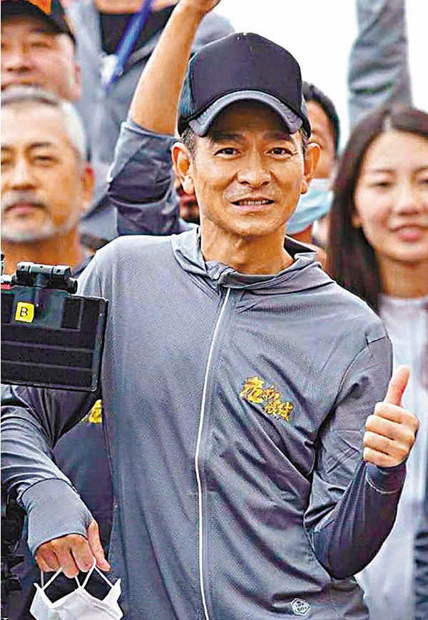 ●劉德華監製兼演出空中犯罪電影《危機航線》。