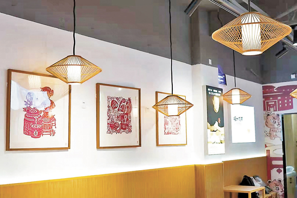 ●店內牆上及桌上隨處可見的非遺剪紙。 香港文匯報記者蘇榕蓉  攝