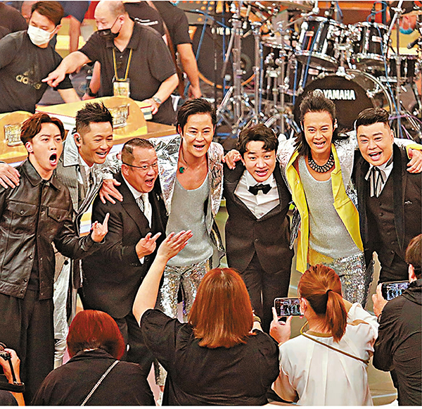 ●草蜢回TVB賀台慶，志偉、祖藍等人亦在台下敘舊「集郵」。