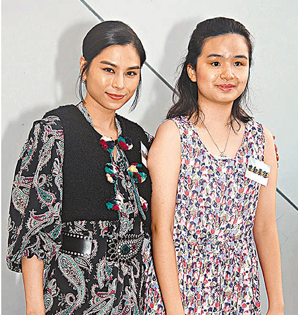 ●李幸倪(左)與視障歌手蕭凱恩昨日出席活動。