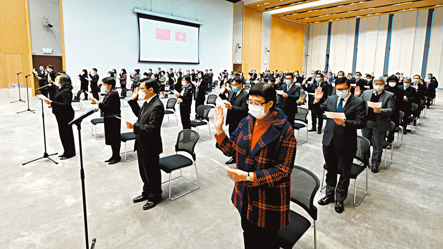 ●羅致光表示，特區政府正研究法定機構公職人員宣誓的工作，包括可能需要修訂法例，確立有關社工註冊局成員需要宣誓的要求。圖為去年底公務員宣誓效忠。 資料圖片