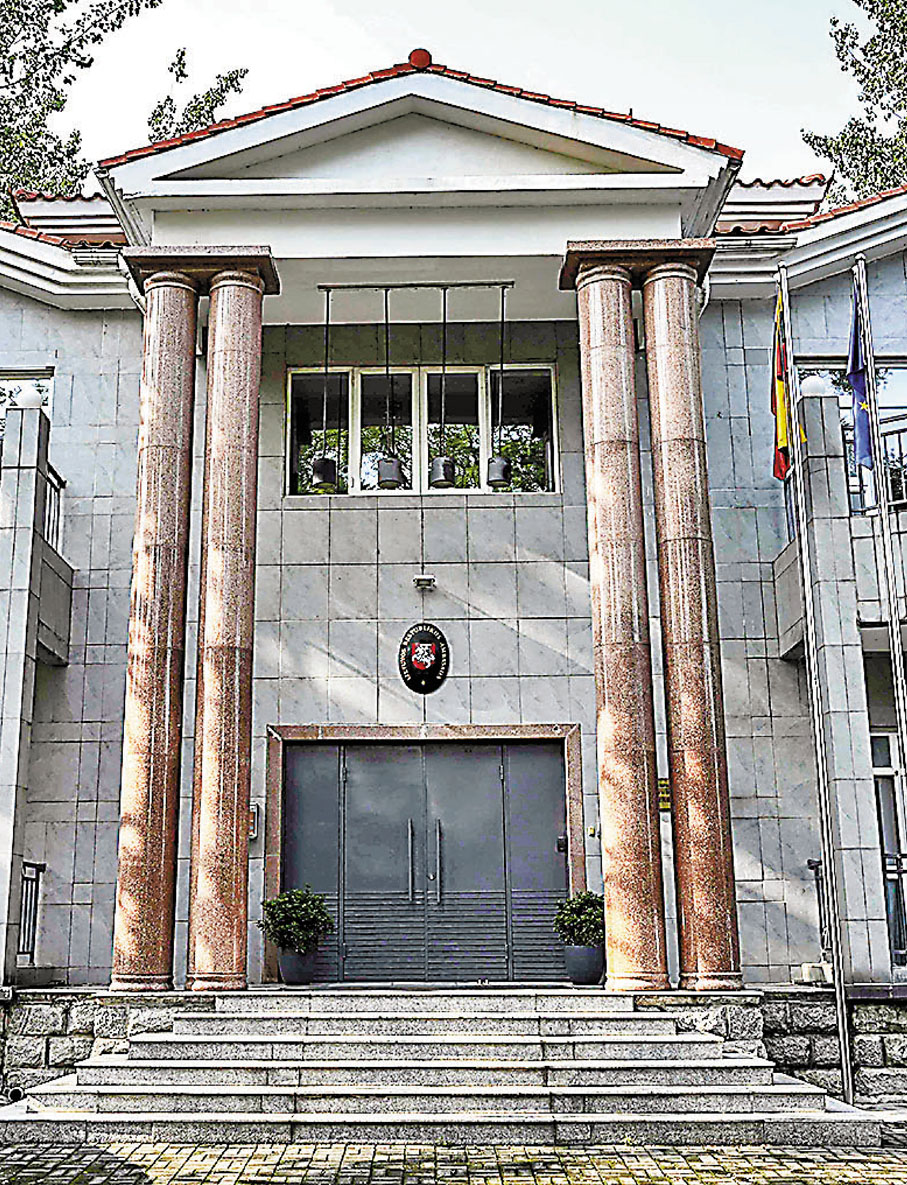 ●中方決定將中立兩國外交關係降為代辦級。上圖為中國駐立陶宛大使館。下圖為立陶宛駐中國大使館。網上圖片