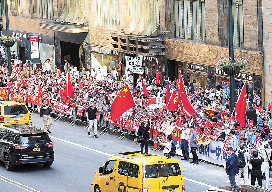 ● 以美國為首的西方反華勢力妄圖通過打「台灣牌」來給中國製造困難。圖為美國華人華僑年前在蔡英文下榻的酒店外高舉反「台獨」標語。 資料圖片