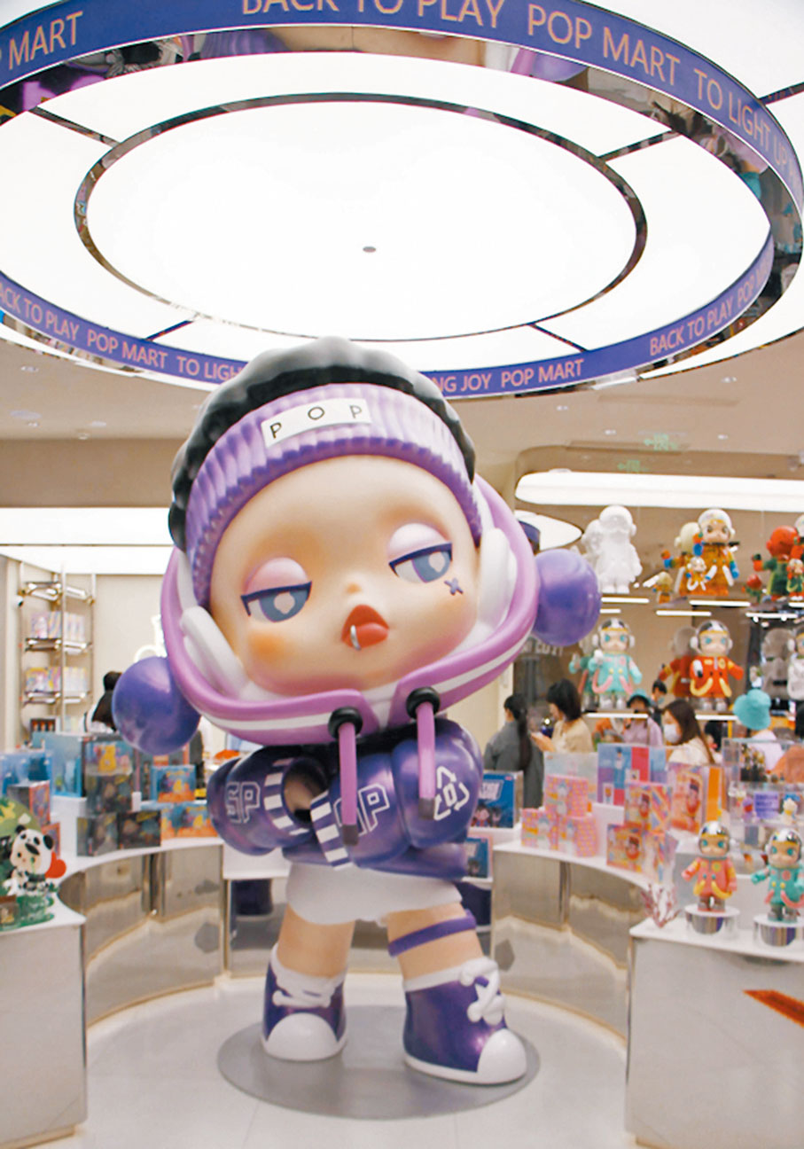 ●泡泡瑪特成都SKULLPANDA主題店內，3米高的「紫酷酷」格外引人注目。