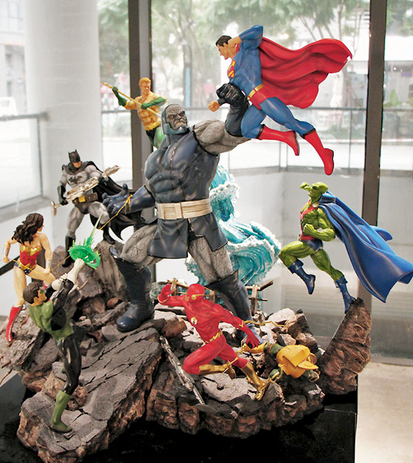 ●超級英雄的手辦雕像。
