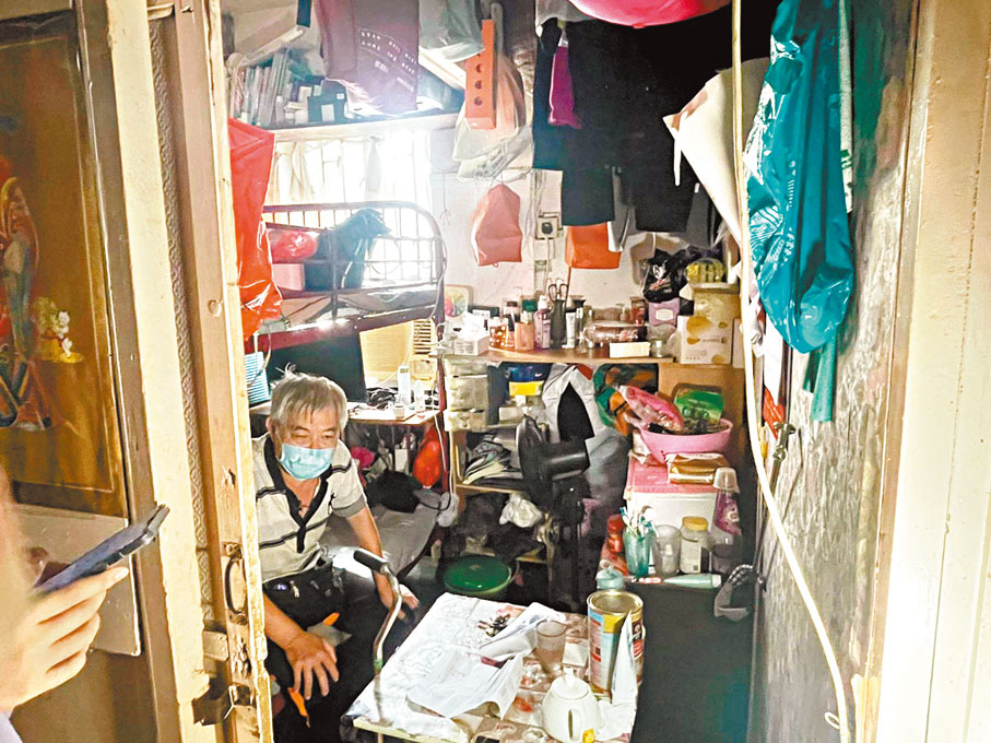 ●69歲長者曹先生一家三口居住在七十幾呎劏房內。香港文匯報記者  攝