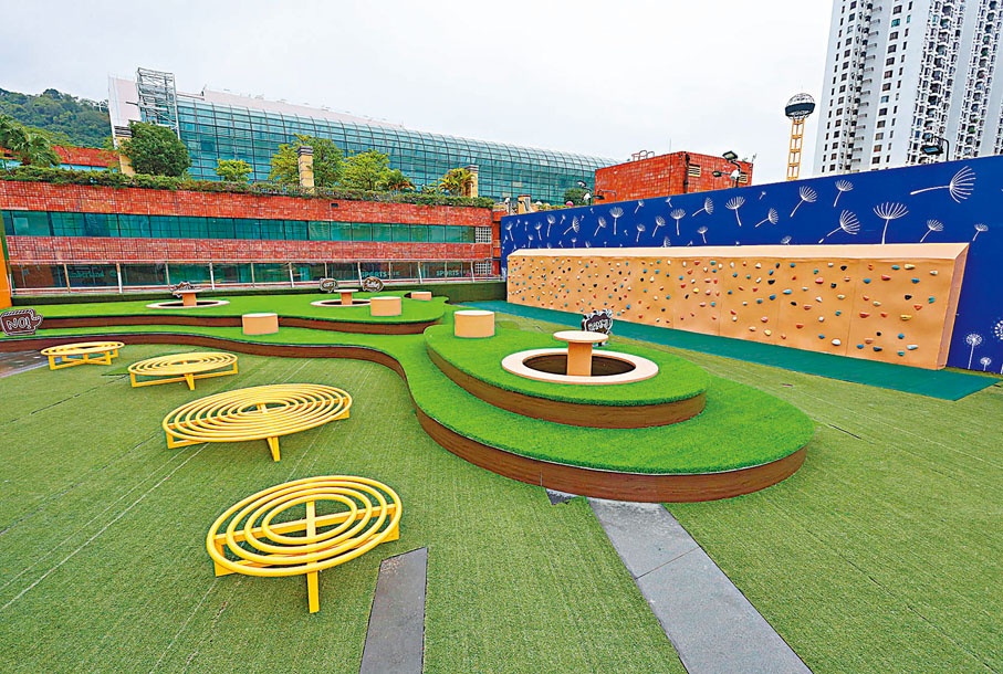 ●逾15米長的蒲公英攀石牆及森系小山坡