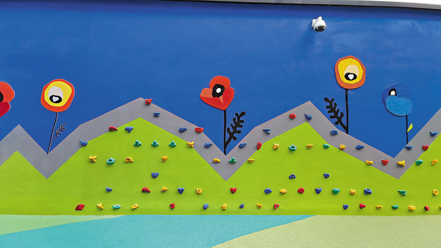 ●這幅攀石牆成為了打卡點。