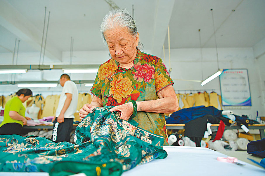 ● 孟郊《遊子吟》藉着母親趕製衣服的情景，將母愛這抽象的東西具體地表現出來。圖為現今一間旗袍製作室。 資料圖片