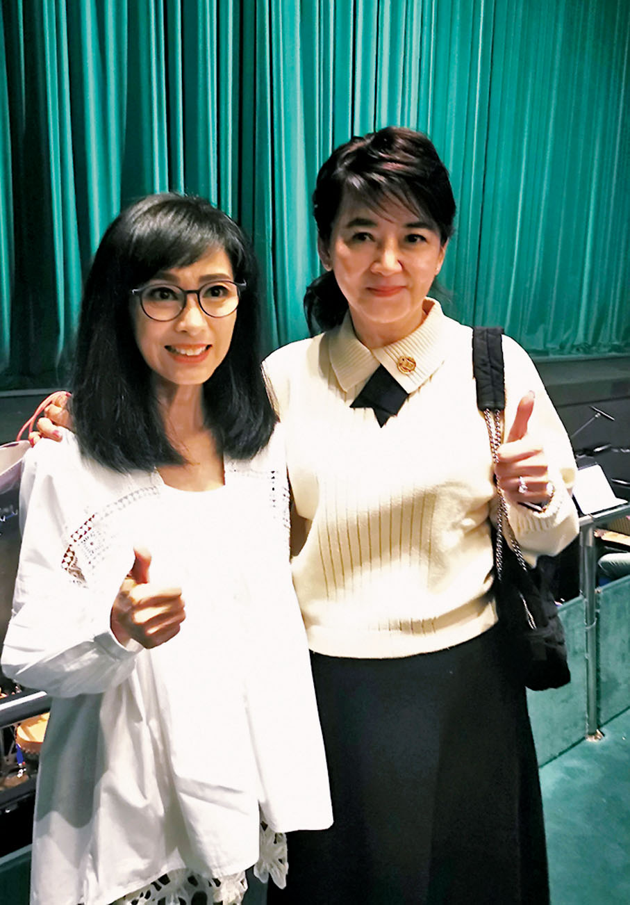 ●見到偶像胡慧中(右)，米雪大感興奮。