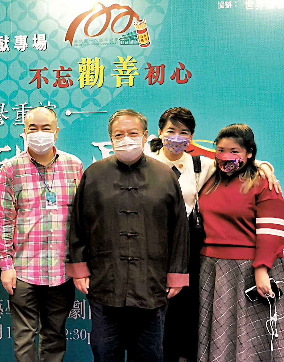 ●胡慧中偕同丈夫及女兒觀劇。