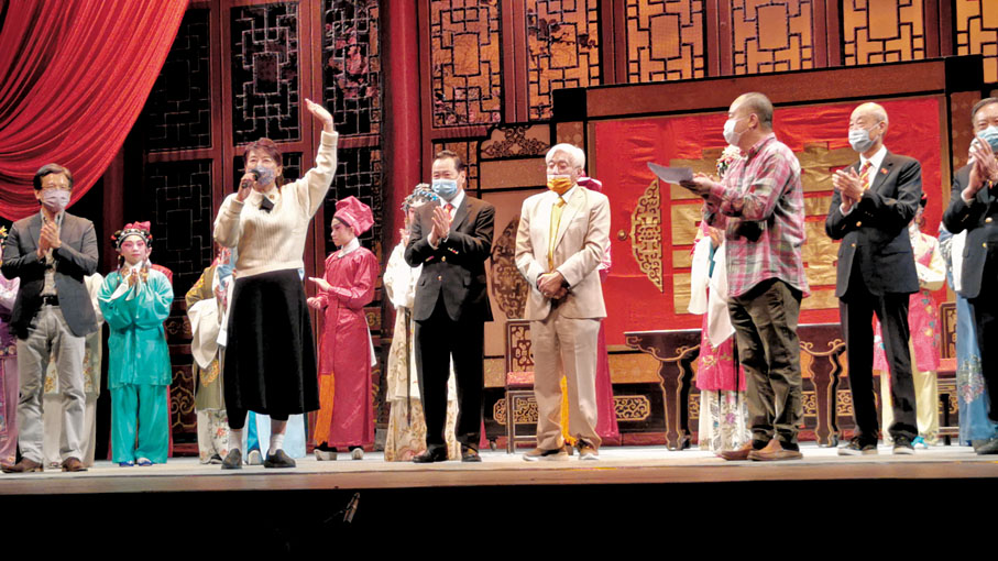 ●胡慧中欣賞粵劇《鎖麟囊》的報恩主題。