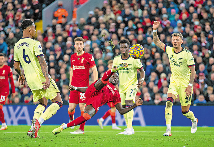 ●沙迪奧文尼(中)多番威脅阿仙奴大門。 新華社