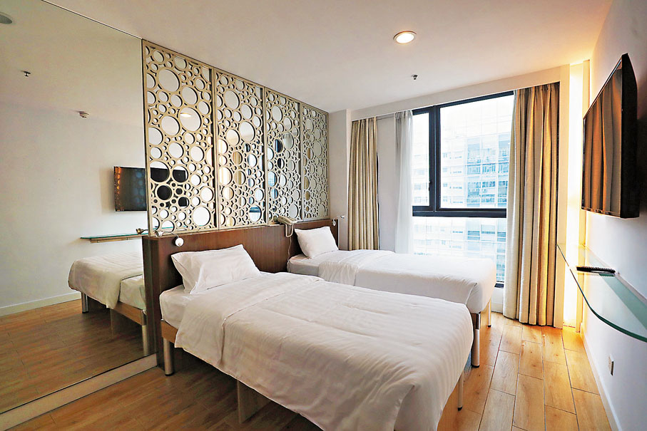 ●單位基本設施齊全，備有衣櫃、小型雪櫃、電視、浴室及免費WiFi 。香港文匯報記者  攝