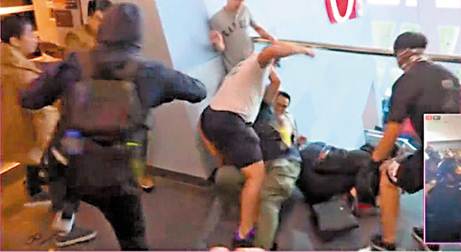 ●2019年11月10日在九龍塘又一城商場，一名白衣男暴徒推跌並毆打便衣警員。 電視截圖