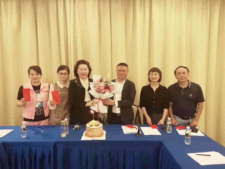 ●陳禮豪常務副會長代表壽星們送花給符文靜會長表達謝意。