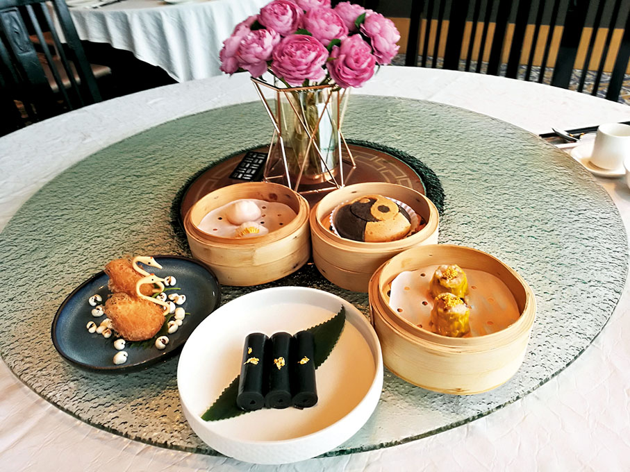 ●手工點心：金箔筍尖鮮蝦餃皇、懷舊酥炸芋角、手切豬肉燒賣皇、太極馬拉糕及芝麻卷。 