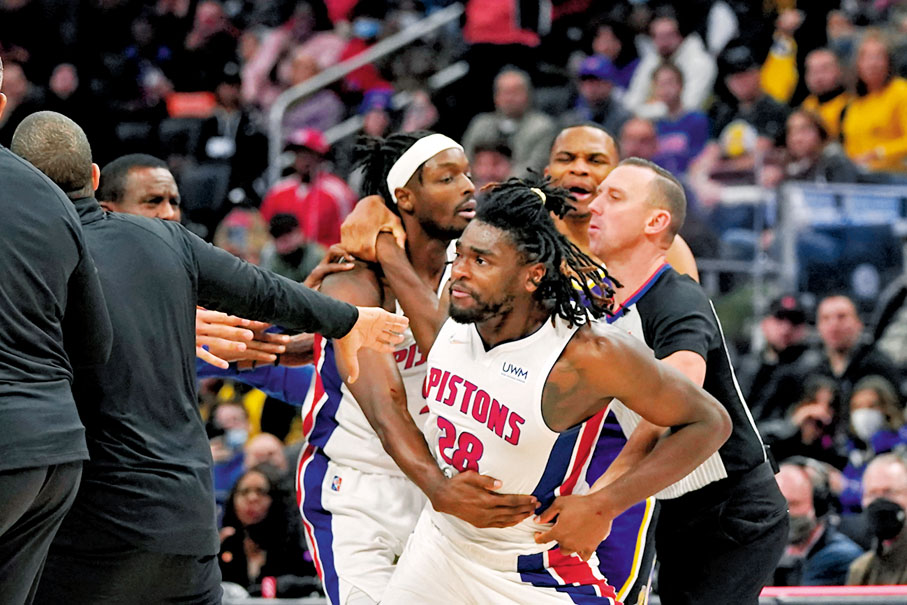 ●艾西亞史超活要由職球員拉住。  美聯社