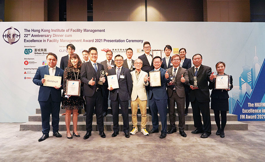 ●高衞總經理蔡國璋（第一排左四）與一眾得獎物業代表以及維港頌業主委員會成員合照。