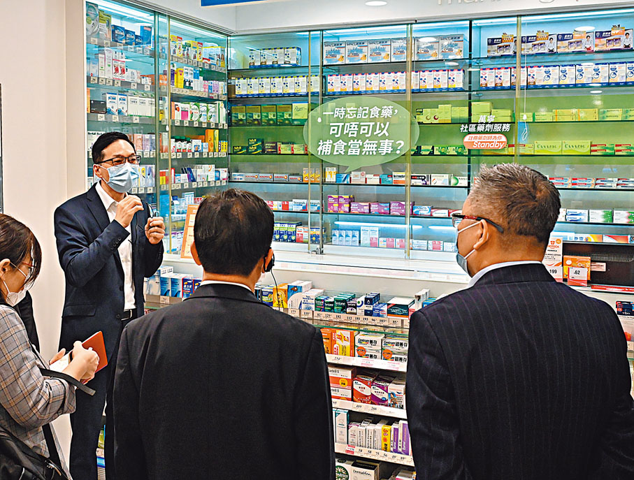 ●內地疫情防控專家團昨日到訪香港一間連鎖藥房，了解藥物的零售規管和退熱藥物的購買情況。