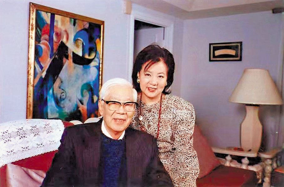 ●2002年，柏楊與張香華在家中客廳的沙發上影相留念。