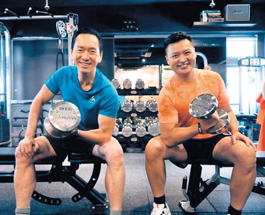 ●鄭泳舜(右)與陳智思(左)運動中談政事。 鄭泳舜fb圖片