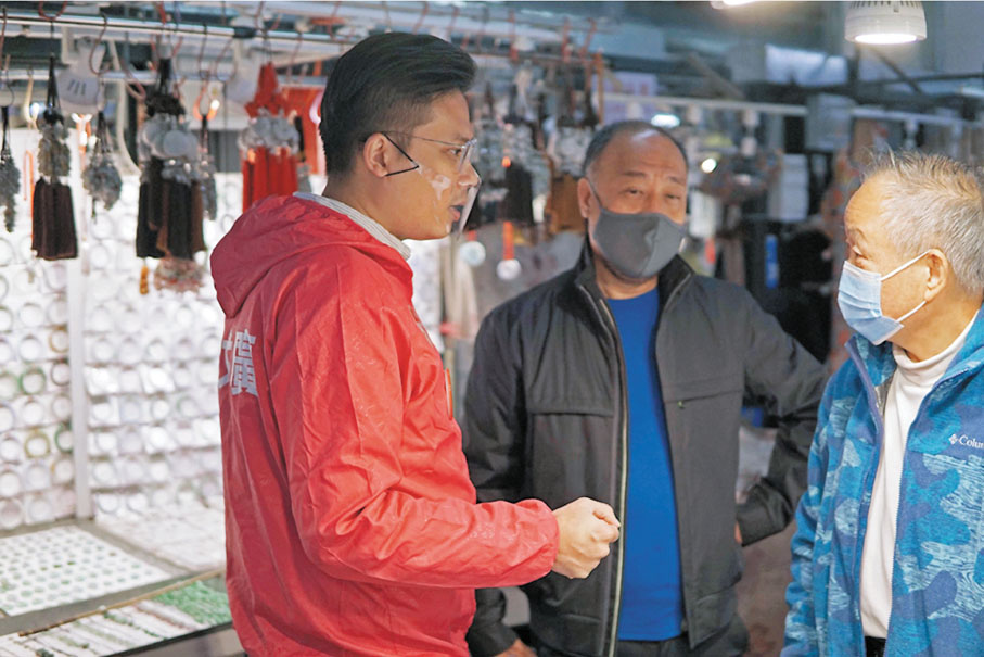 ●梁文廣(左一)昨日與社區拍檔陳少棠(左二)到油麻地街市及玉器市場，拜會檔戶與居民接觸。 梁文廣fb圖片